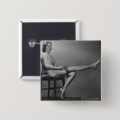 Vrouw zit op de stoel vierkante button 5,1 cm (Voorkant /achterkant)