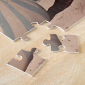 vrouw zit op het strand legpuzzel (Zijkant)