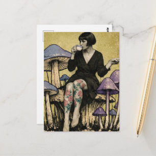 Vrouw zit op paarse paddenstoelen thee drinkend briefkaart