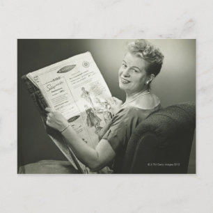 Vrouw zit voorgezeten briefkaart