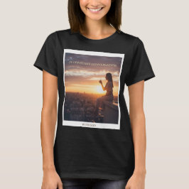 Vrouw zittend bij zonsondergang pratend met God T-shirt