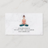 Vrouw zittend mediterend die yoga doet visitekaartje (Achterkant)