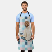 VROUW ZITTEND MET BOEKEN EN HETE DRANK SCHORT (Gedragen)