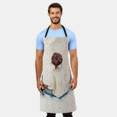 VROUW ZITTEND OP DEKEN MET HETE DRANK SCHORT (Gedragen)