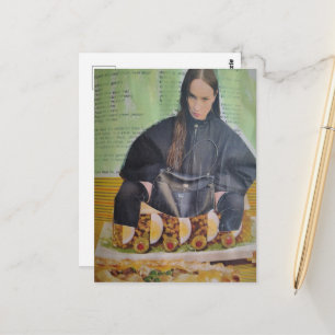 Vrouw zittend op voedingsmiddelen uit 1972 Surreal Briefkaart