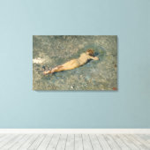 Vrouw Zonnebaden op het strand bij Portici Canvas Afdruk (Insitu (Houten vloer))