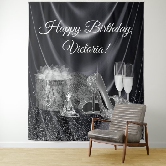 Vrouw zwart zilveren schoen verjaardagsfeest achte wandkleed (In situ)