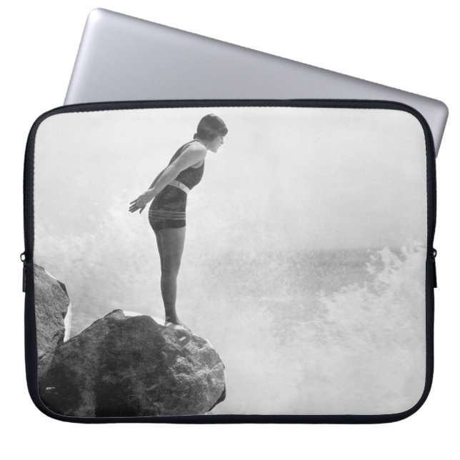 Vrouw zwemmer op een rots boven het crashende surf laptop sleeve (Voorkant)