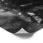 Vrouw zwemmer op een rots boven het crashende surf poster (Hoek)