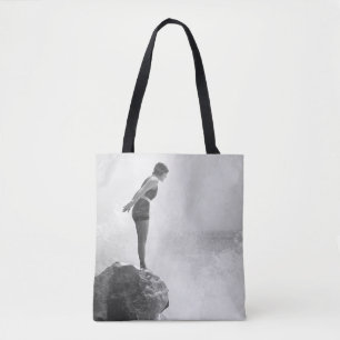 Vrouw zwemmer op een rots boven het crashende surf tote bag
