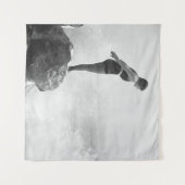 Vrouw zwemmer op een rots boven het crashende surf wandkleed (Voorkant (horizontaal))