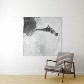 Vrouw zwemmer op een rots boven het crashende surf wandkleed (In Situ (horizontaal))