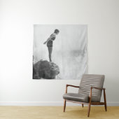 Vrouw zwemmer op een rots boven het crashende surf wandkleed (In situ)