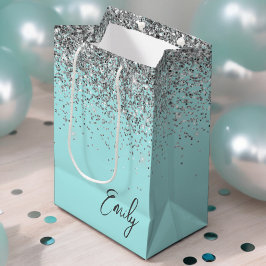 Vrouwelijk aquablauw zilveren glinsterend monogram medium cadeauzakje