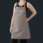 Vrouwelijk beige greige op maat gemaakt script naa schort<br><div class="desc">Persoonlijk beige greige op maat gemaakt modern script naam tekst monogram effen gewone kleur vrouwelijk stijlvol elegant chic beige greige en witte tekst keuken Schort. Aanpassen,  personaliseren met naam,  citaat,  frase of tekst. Geweldig voor koks,  chefs,  pottenbakken,  keramiek,  ambachten,  werk,  keuken,  bakken,  bbq,  grill,  enz</div>
