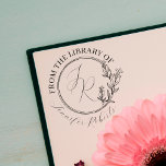 Vrouwelijk Bloemenschrift Initialen Bibliotheek Bo Zelfinktende Stempel<br><div class="desc">Maak een blijvende, elegante indruk met dit prachtige bloemenontwerp "From the Library of" zelfinkkend rubberstempel. De klassieke serif ex libris-formulering staat in contrast met een botanisch lijst van meerdere handgetekende cirkels en uw initialen en naam in kalligrafische scripts. Een ideaal geschenk voor elke vrouw die van boeken houdt. LET OP:...</div>