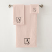 Vrouwelijk Blush Roze Monogram Initiaal Script Chi Bad Handdoek (Insitu)