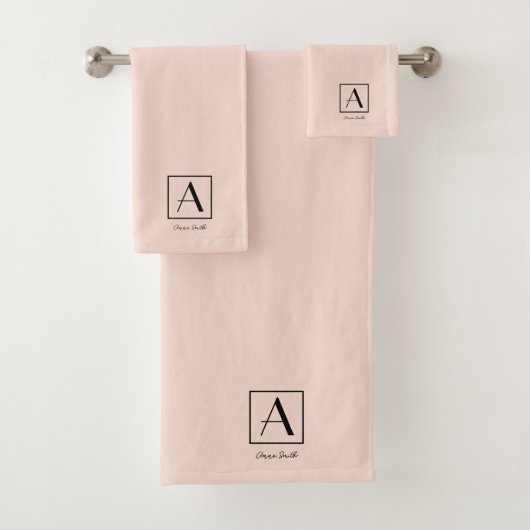 Vrouwelijk Blush Roze Monogram Initiaal Script Chi Bad Handdoek (Insitu)
