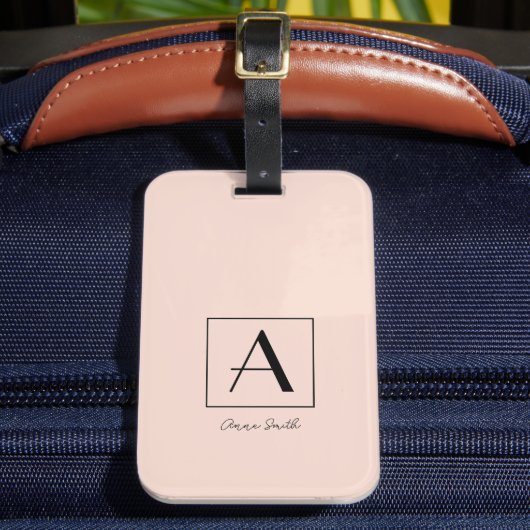 Vrouwelijk Blush Roze Monogram Initiaal Script Chi Bagagelabel (Voorkant Insitu 2)