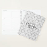 Vrouwelijk Grijs & Wit Damask Naam Monogram Planner<br><div class="desc">Deze prachtige planner of afspraakkalender heeft een klassiek wit damast patroon over een grijze achtergrond. Het ontwerp is gepersonaliseerd met een monogram initiaal letter en een aanpasbare naam voor een eenvoudige maar elegante stijl. Perfect voor school of werk, of iedereen met een drukke planning die afspraken moet bijhouden. Geweldig cadeau....</div>