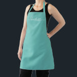 Vrouwelijk licht turquoise aangepast script naam m schort<br><div class="desc">Persoonlijke licht turquoise moderne script naam tekst monogram effen effen kleur vrouwelijk stijlvol elegant chic licht turquoise en witte tekst keuken Schort. Aanpassen,  personaliseren met naam,  citaat,  frase of tekst. Geweldig voor koks,  chefs,  pottenbakken,  keramiek,  ambachten,  werk,  keuken,  bakken,  bbq,  grill,  enz</div>