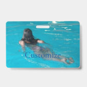 Vrouwelijk model zwemt in Thunder_Cove Badge (Achterkant)