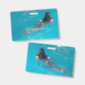 Vrouwelijk model zwemt in Thunder_Cove Badge (Voor- en achterkant)