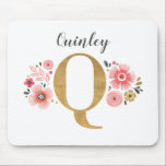 Vrouwelijk Monogram Initiaal Roze Goud Letter Q Muismat<br><div class="desc">Een mooie,  vrouwelijke monogram roze bloemenmuismat,  met roze bloemetjes en een faux gouden monogram letter Q. Personaliseer de muismat door jouw naam onder het monogram toe te voegen. Maakt een leuk cadeau voor een vriend of voor een bruidsmeisje cadeau. Ontworpen voor u door Blackberry Boulevard.</div>