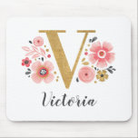 Vrouwelijk Monogram Initiaal Roze Goud Letter V Muismat<br><div class="desc">Een mooie,  vrouwelijke monogram roze bloemenmuismat,  met roze bloemetjes en een faux gouden monogram letter V. Personaliseer de muismat door jouw naam onder het monogram toe te voegen. Maakt een leuk cadeau voor een vriend of voor een bruidsmeisje cadeau. Ontworpen voor u door Blackberry Boulevard.</div>