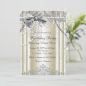 Vrouwelijk verjaardagsfeest met ivoor parel kaart (Staand voorkant)