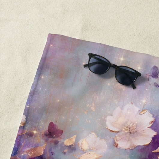 Vrouwelijk wit glam goud Paarse bloemen Strandlaken (In situ)