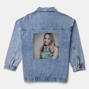 Vrouwelijke bedrijfsleider foto naam q r code teks denim jacket