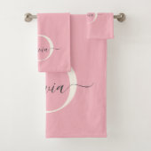 Vrouwelijke Blush Roze Grijs Monogram Script Naam Bad Handdoek (Insitu)