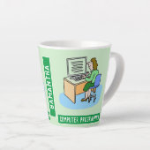 Vrouwelijke computerprogrammeur met naamkeuze latte mok (Rechterhoek)