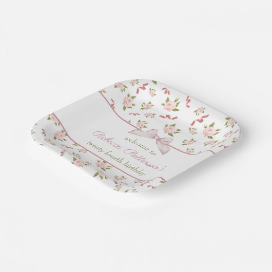 Vrouwelijke Coquette  Bloemen Verjaardagsfeest Papieren Bordje (Gebogen)