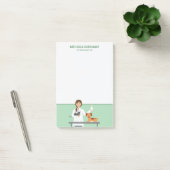 Vrouwelijke dierenarts met leuke dieren & uw tekst post-it® notes (Kantoor)
