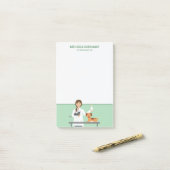 Vrouwelijke dierenarts met leuke dieren & uw tekst post-it® notes (Op bureau)