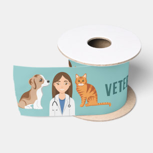 Vrouwelijke dierenarts met puppy en kat blauw satijnen lint