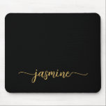 Vrouwelijke Eenvoudige Zwarte Gepersonaliseerde Mo Muismat<br><div class="desc">Vrouwelijke Zwarte en Gouden Eenvoudige Minimalistische Monogram Naam Handtekening Script Aangepaste Gepersonaliseerde muismat. Deze ontwerpen hebben uw voornaam in een mooie handgeschreven stijl met zwart en goud. Deze zijn gemakkelijk aan te passen. Geweldig stijlvol vrouwelijk geschenk voor verjaardag, bruidsfeest, Moederdag, sweet 16 verjaardag en het is voor de meid die...</div>