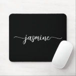 Vrouwelijke Eenvoudige Zwarte Gepersonaliseerde Mo Muismat<br><div class="desc">Vrouwelijke Zwarte Moderne Elegante Minimalistische Monogram Naam Handtekening Script Aangepaste Gepersonaliseerde muismat. Deze ontwerpen hebben uw voornaam in een mooie handgeschreven stijl met zwaiende staart lettertypografie in het wit op een zwarte achtergrond. Deze zijn gemakkelijk aan te passen. Geweldig stijlvol vrouwelijk geschenk voor verjaardag, moedersdag, bruidsuitnodiging, 16e verjaardag en het...</div>