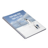 Vrouwelijke elf die in de sneeuw loopt. Aanpasbare Notitieboek (Rechterzijde)