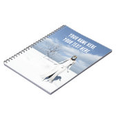 Vrouwelijke elf die in de sneeuw loopt. Aanpasbare Notitieboek (Linkerzijde)
