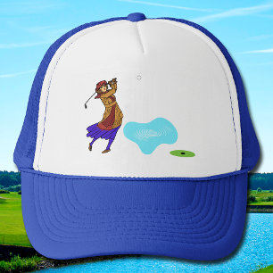 Vrouwelijke golfer slaat over waterhindernis trucker pet