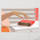 Vrouwelijke hand drukt op snoozeknop van wekker (Achterkant)