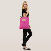 Vrouwelijke Hot Pink Quilted Patroon Naam Tote Bag (Op model)