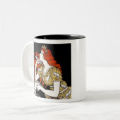 Vrouwelijke journalist op schrijfbureau tweekleurige koffiemok (Voorkant links)