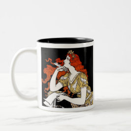 Vrouwelijke journalist op schrijfbureau tweekleurige koffiemok