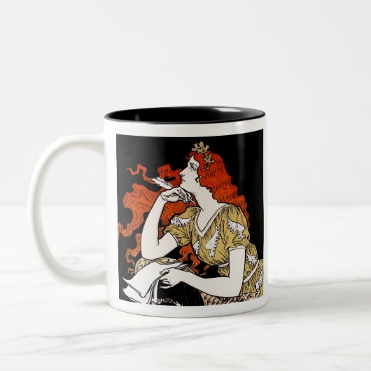 Vrouwelijke journalist op schrijfbureau tweekleurige koffiemok (Links)