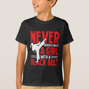 Vrouwelijke Karate Meisje Onderschat Nooit Een Mei T-shirt