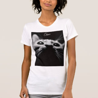 Vrouwelijke kat geeft shirt
